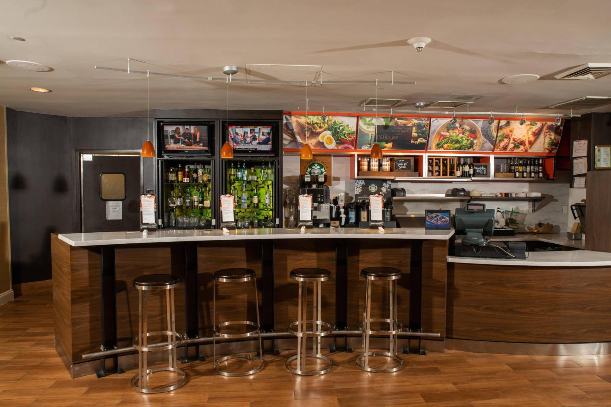 Courtyard By Marriott Erie Ambassador Conference Center 3*