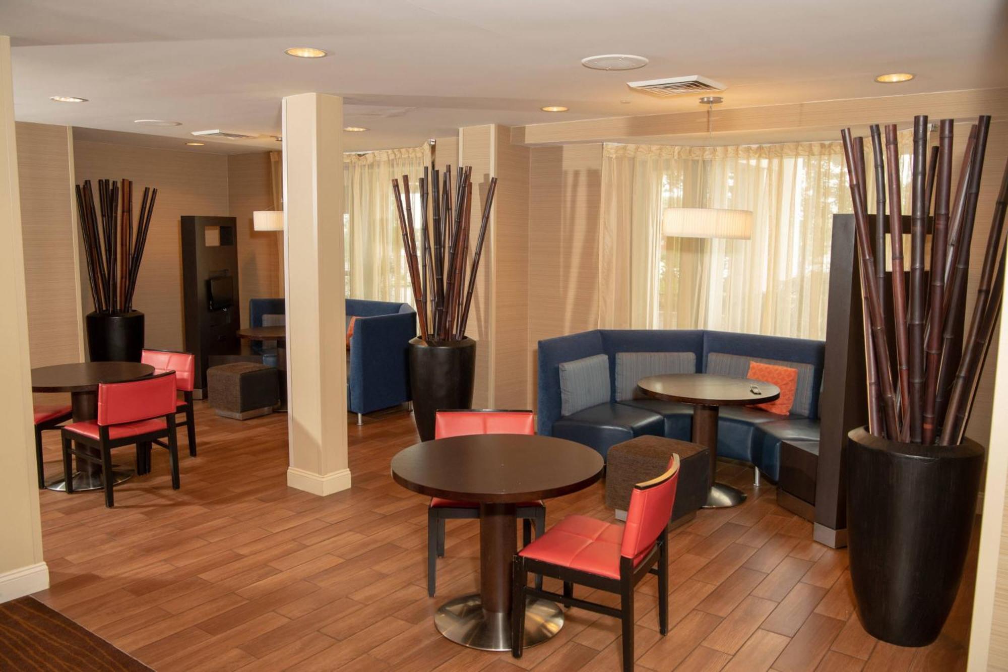 Hotel Courtyard By Marriott Ambassador Conference Center 3*