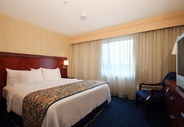 Hotel Courtyard By Marriott Ambassador Conference Center 3*