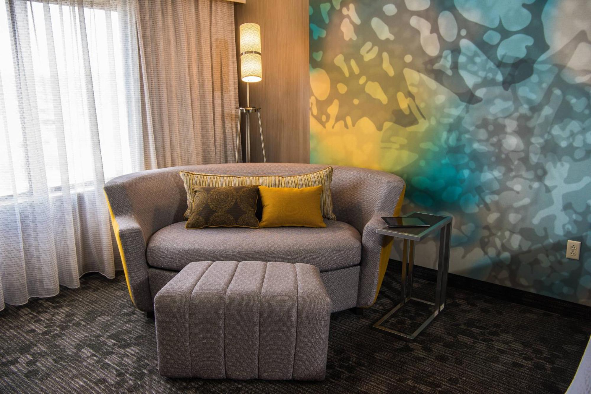 Courtyard By Marriott Ambassador Conference Center Hotel