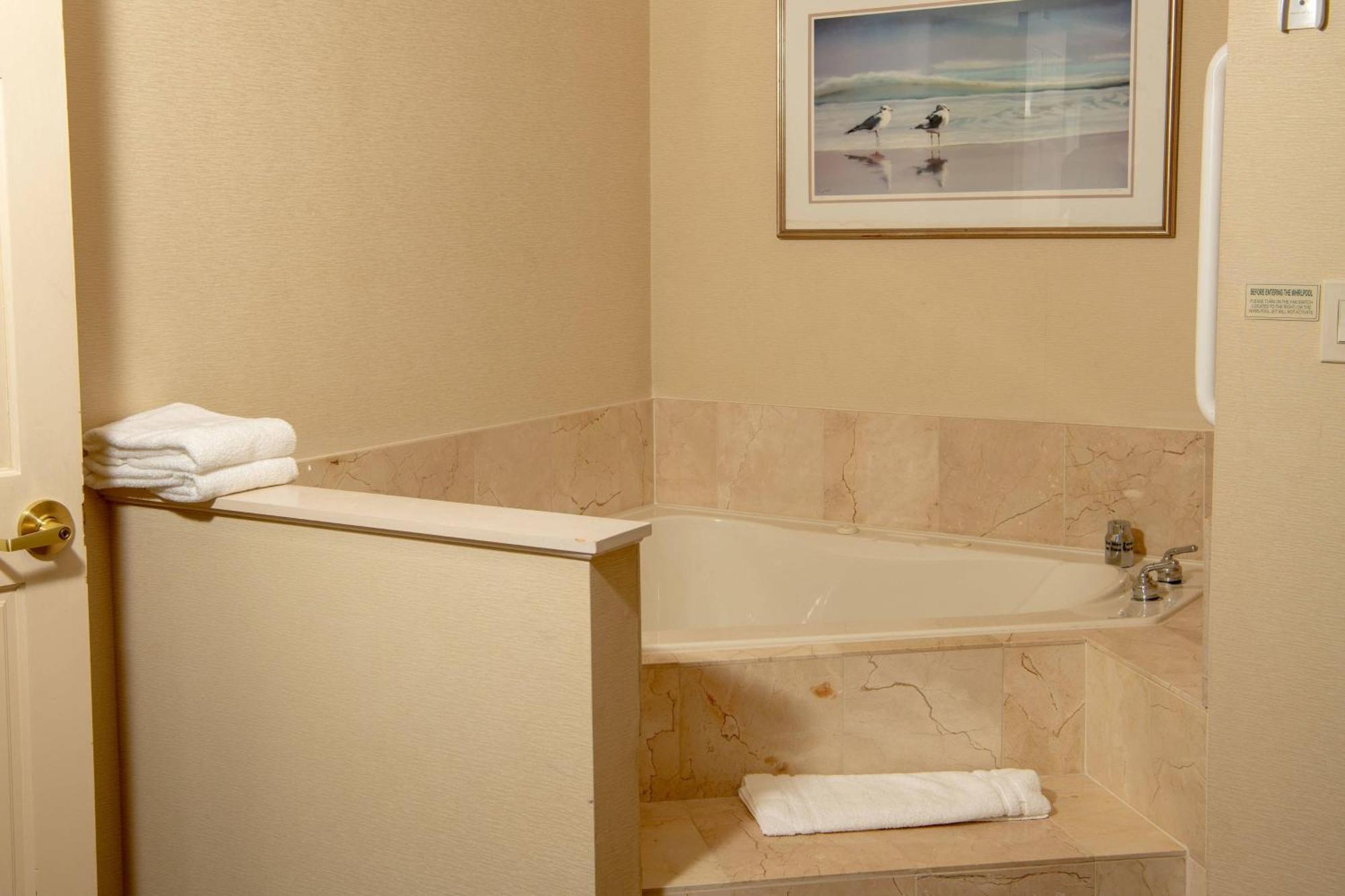 Hotel Courtyard By Marriott Ambassador Conference Center 3*